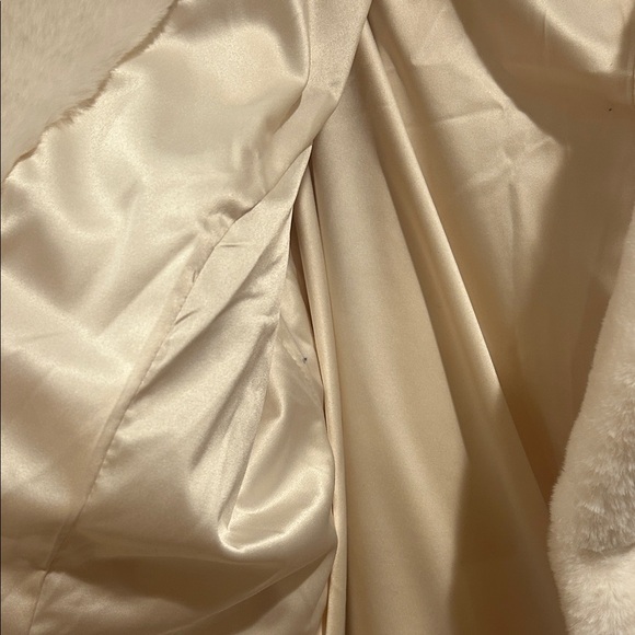 Elegant Torrid White Faux Fur Coat - Picture 4 of 5